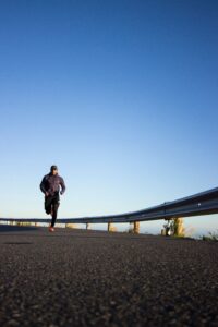 רץ אוחז בשוקו בכאב - תסמונת עצם השוק האמצעית (Shin Splints)