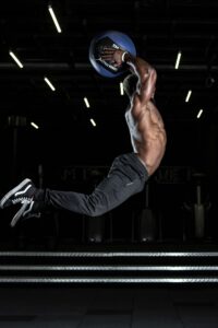 ספורטאי אוחז בשריר הירך האחורי בכאב – פציעת Hamstring