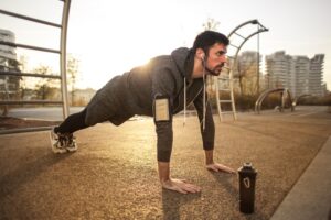 שחקן טניס עם כאב במרפק - מרפק טניס