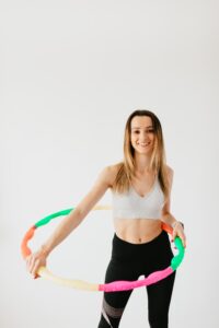 ספורטאי אוחז בקרסול כואב לאחר פציעה — סינדרום סינוס טרסי