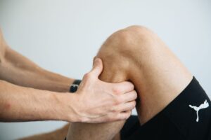 כאב בברך הפנימית: מה זה פגיעה ברצועת ה-MCL ואיך מטפלים בה?