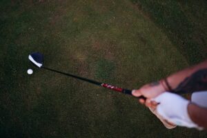כאב במרפק אצל שחקני גולף – מרפק הגולפאי (Golfer's Elbow)